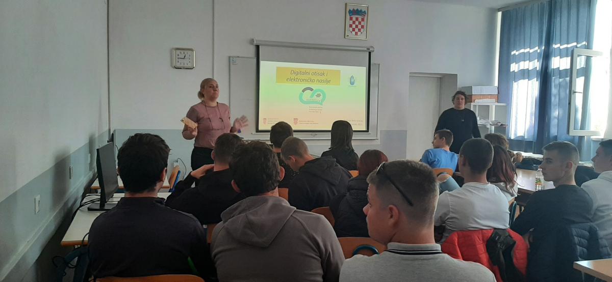 Održane edukacije o e-nasilju za srednjoškolce u Gračacu