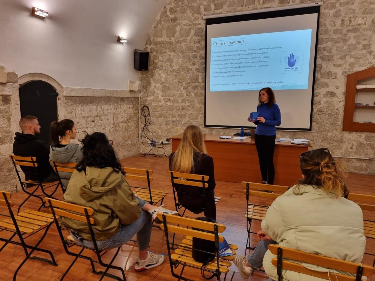 Održana edukacija "Biti volonter" za volontere uključene u program pomoći u učenju