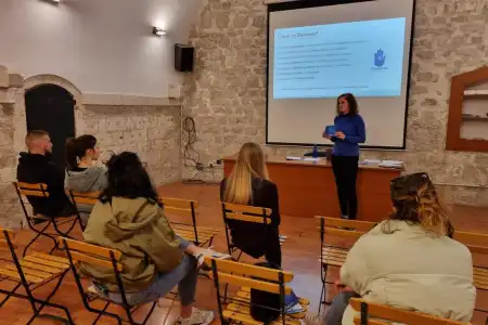 Održana edukacija "Biti volonter" za volontere uključene u program pomoći u učenju