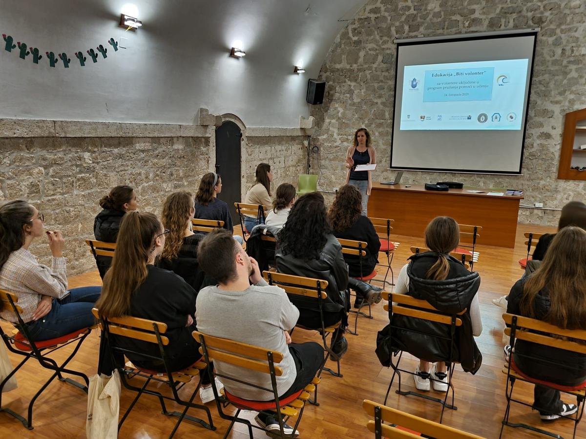 Održana edukacija "Biti volonter" za volontere uključene u program pružanja pomoći u učenju