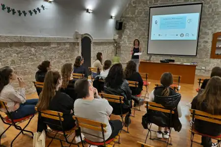 Održana edukacija "Biti volonter" za volontere uključene u program pružanja pomoći u učenju