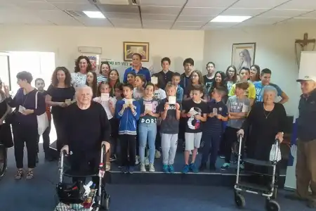 Starije sugrađane posjetili učenici OŠ Šime Budinića - "Hrvatska volontira"